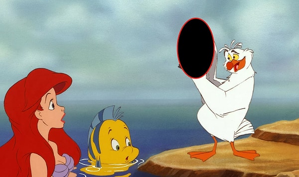 5. Чайка из мультика "Русалочка" держит в руках...