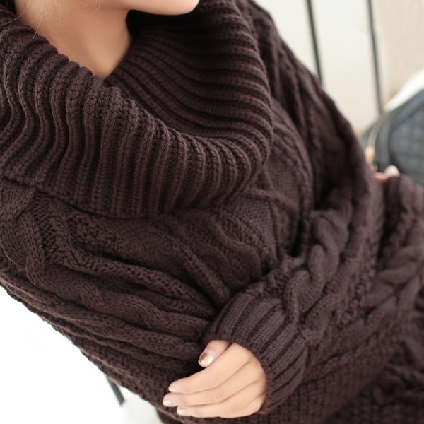 7. Толстый свитер, который спасает вас от холодов на улице, превращается в вашего главного врага в помещении