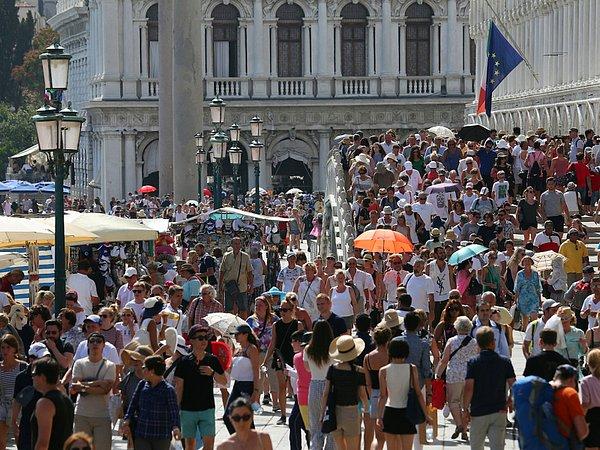 Roma ve Milano'dan sonra İtalya'nın en çok turist alan 3'üncü kenti olan Venedik'e resmi rakamlara göre yılda yaklaşık 20 milyonu aşkın turist geliyor.