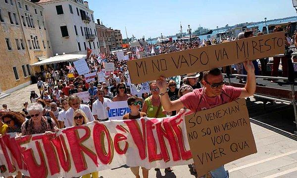 100'den fazla adayı birbirine bağlayan kanalları ve köprüleriyle tanınan Venedik, son yıllarda "fazla turistten" dolayı bölge halkının protestolarına sahne oluyor.