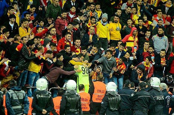 29. 5 gol yiyen 20 yaşındaki kaleciyi bağrına basan koca yürekli Kayserispor taraftarları.