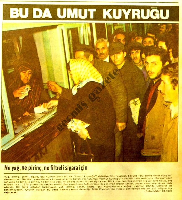 12. Nimet Abla'nın önünde o yıllarda da uzuuuun bilet kuyrukları var.