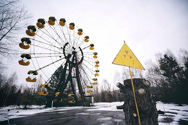 5. Çernobil'de yaşanan olay, 1986 yılında 25 Nisan'ı 26 Nisan'a bağlayan gece bir güvenlik testi sırasında 4 numaralı reaktörün aşırı ısınması sonucu meydana gelen dünyanın en büyük nükleer kazasıydı.