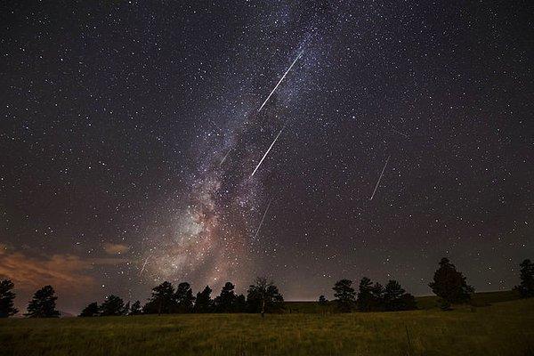 8 meteor yağmuru görsel şölen yaşatacak. Saatte 15 ila 120 arasında gök taşının kayması bekleniyor.