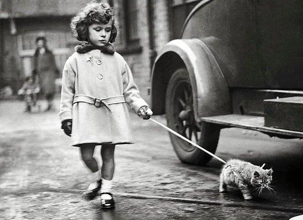 19. Kedisiyle yürüyüşe çıkan küçük bir kız, 1931.