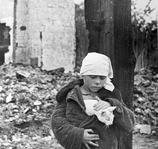 10. Девочка с котенком возле разрушенного дома, 1941 год