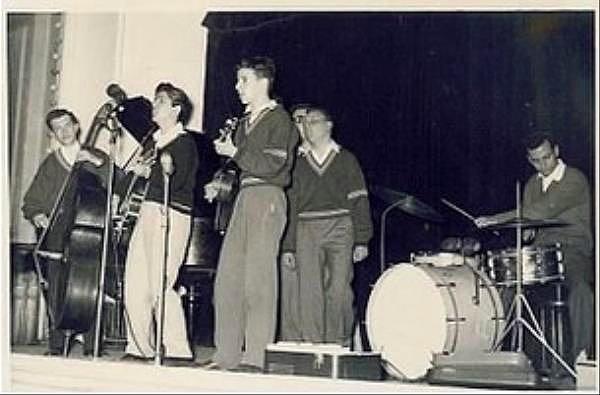 2. Kafadarlar adıyla ilk müzik grubunu 1958 yılında kurdu.