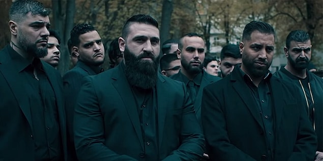 Tabii, her şey bununla da sınır değil. Berlin sokaklarında adeta terör estiren bir aile var. Tarık Amir'ler...