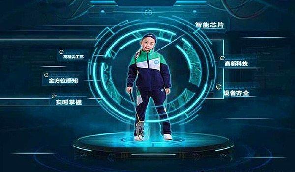 Çin'deki öğrenciler, okuldan kaçmaya çalıştıklarında ailelere mesaj gönderebilen izleyici özellikli akıllı üniformalar giyiyorlar.