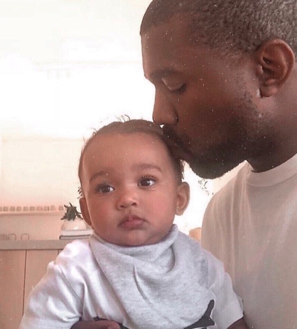 Младшая дочь Канье и Ким, Чикаго Уэст, родилась в январе 2018 года при помощи суррогатной матери.