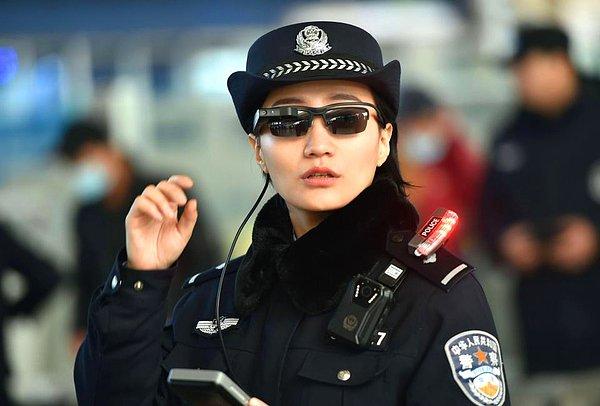 Bu polis memuru, Zhengzhou Doğu Tren İstasyonu'nda akıllı gözlüklerini kullanırken görüntülendi.