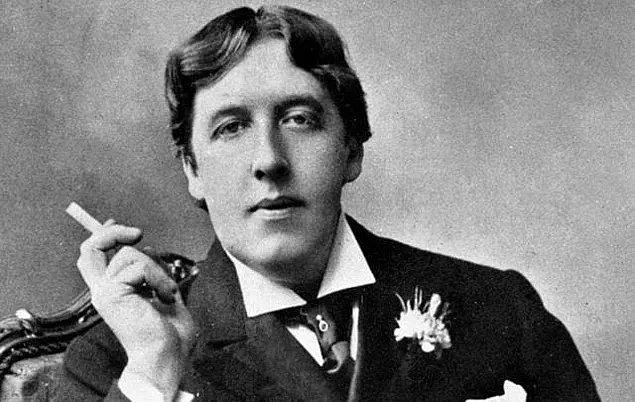 5. Henüz genç yaştayken okulundaki tüm erkeksi sporlardan kaçan Oscar Wilde, 1884’te Constance Lloyd ile evlenirken, düğünden önce gereğinden fazla vaktini gelinlik modeli üzerinde harcadığı için dikkatleri üzerine çekmiş ve zamanla cinsel tercihini saklayamaz hâle gelmiştir.