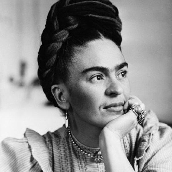 11. Frida Kahlo, koca göbekli ve pis olarak tasvir edilen eşi Diego Rivera'yı daima kendi elleriyle yıkamıştır. Ayrıca Frida, 136 kiloluk eşini yıkarken küveti çocuk oyuncaklarıyla doldurmuştur.