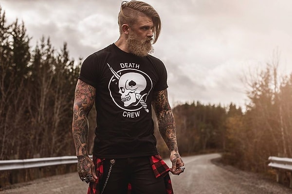 2. Чтобы вам понравиться, молодой человек строит из себя плохого парня. Как на это отреагируете?