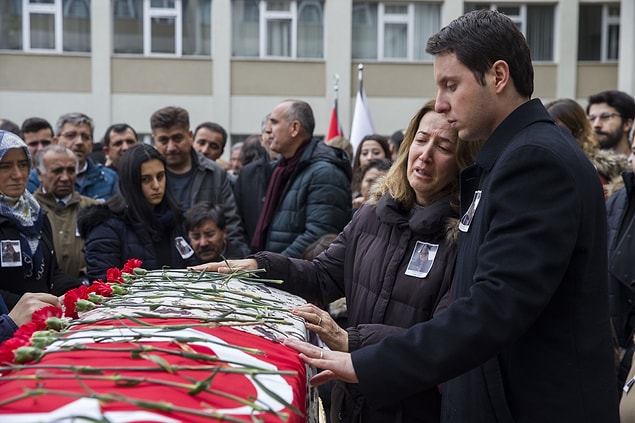 Ceren Damar Şenel, dün Çankaya Üniversite'sinde düzenlenen törenin ardından Karşıyaka Mezarlığı'nda toprağa verildi.