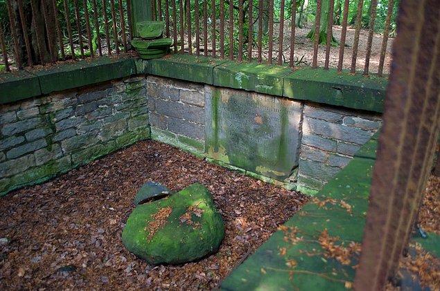 9. Robin Hood'un yattığı yer olarak düşünülen Yorkshire'da bulunan bu mezarın hikayesi ise pek ilginç;