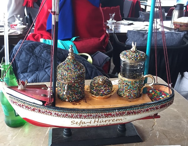 8. А это напоминает старые рыболовецкие лодки: