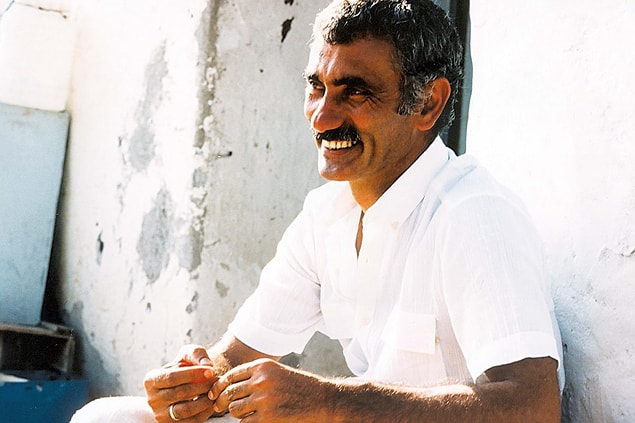 Türk sinemasına başyapıtlar kazandıran, Altın Palmiye aldığı Yol filmiyle efsane haline gelen, filmlerinde verdiği toplumsal mesajlarla bir dönemin ruhunu yansıtan Yılmaz Güney...