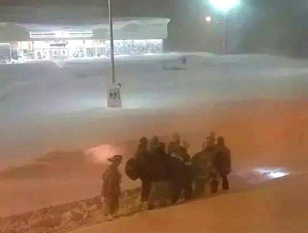 3. ABD'nin Buffalo bölgesinde bu itfaiyeciler, ambulans fırtına yüzünden yolda kalınca kalp krizi geçiren hastayı yarım kilometre boyunca hastaneye taşıdılar.
