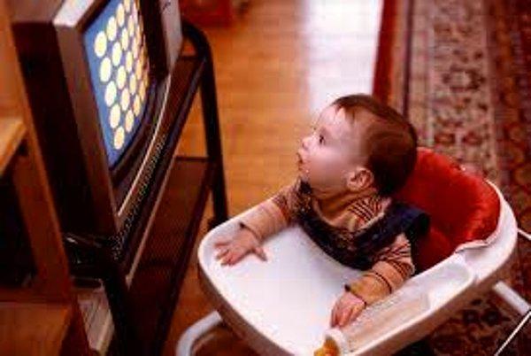 9. Bebeğinizin televizyon izleme zamanını yatak saatinden önce sonlandırın.