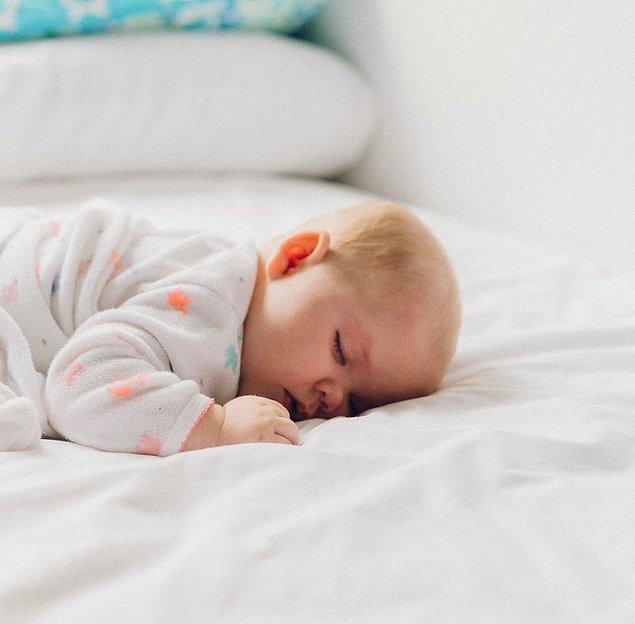 12. Bebeğinizi uyutmaya en iyi yarayan yöntemi bulun ve ona bağlı kalın.