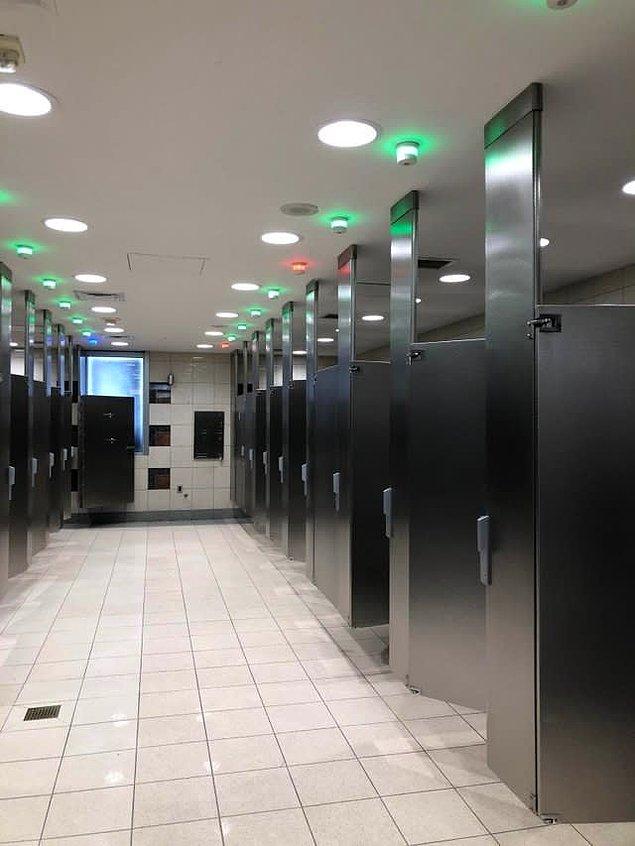 5. Atlanta Havaalanı'nda kabinlerin dolu olup olmadığını gösteren ışıkları olan bu tuvalet;