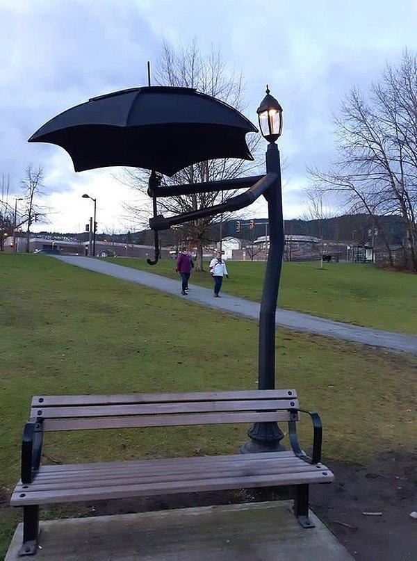 7. Bankta oturan insanlar için bir şemsiye tutan bu sevimli lamba;