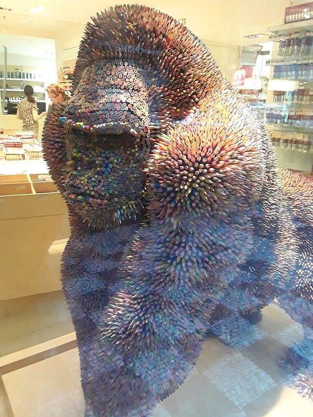 2. Renkli kurşun kalemlerden yapılmış bir gorilin gerçek boyutlardaki heykeli;