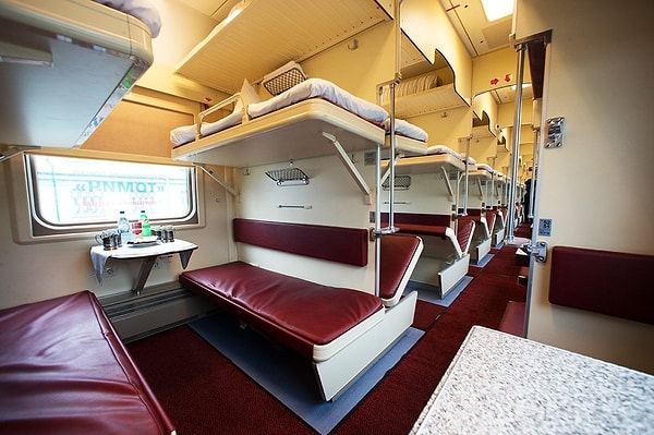 6. Сколько мест в стандартном российском плацкартном вагоне?