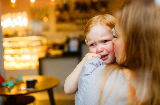 4. Bebeğinizle dışarıdayken çılgınlar gibi ağlamaya başladığında ilk yapılması gereken nedir?