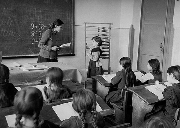 10. Иногда школьники вырывали двойной листок бумаги и дырявили его с обеих сторон. Для чего?