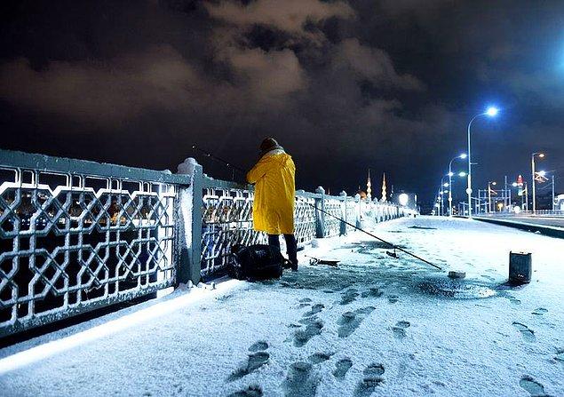 İstanbul'un her iki yakasında da kar yağışı yoğun bir şekilde devam ediyor. Anadolu'da Kadıköy, Avrupa'da ise Eyüp'te yer yer yoğun yağışlar mevcut.