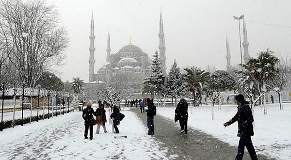 İstanbul Valiliği, resmi iletişim kanallarından resmi açıklama yapmadı. Ancak kar yağışının yoğun bir şekilde devam etmesi durumunda durum değişebilir.