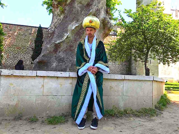 2. Птушкин здесь просто неотразим, правда? А фото было сделано в...