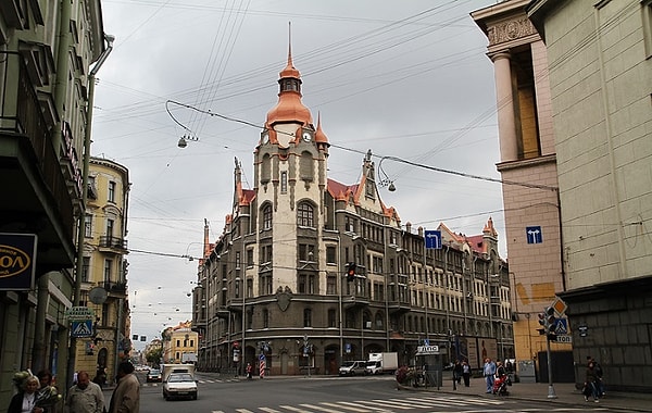 3. "Униженные и оскорбленные": "Посетители этой кондитерской большею частию немцы. Они собираются сюда со всего Вознесенского проспекта - все хозяева различных заведений: слесаря, булочники, красильщики, шляпные мастера, седельники - все люди патриархальные в немецком смысле слова". О какой кондитерской идет речь?