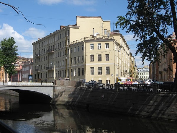 4. Раскольников трижды был в этом доме: "Идти ему было немного; он даже знал, сколько шагов от ворот его дома: ровно семьсот тридцать... С замиранием сердца и нервной дрожью подошел он к преогромнейшему дому, выходившему одною стеной на канаву...". Чей это был дом?