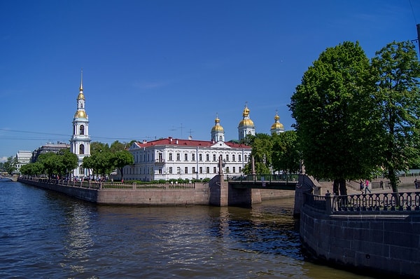 5. Действие какого романа Достоевского происходит в одном из самых живописных мест города, у слияния Крюкова канала и канала Грибоедова: "Дорога моя шла набережной канала, на которой в этот час не встретишь живой души. Правда, я живу в отдаленнейшей части города..."?