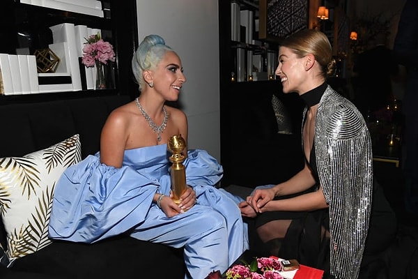 3. Она нашла немного времени пообщаться с актрисой Розамунд Пайк...