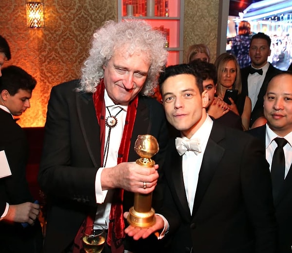 11. Несомненная звезда вечера - Рами Малек. Рядом с ним гитарист группы Queen Брайан Мэй.