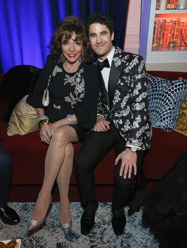 14. Еще один обладатель статуэтки, Даррен Крис, празднует свою победу рядом с легендарной Джоан Коллинз.