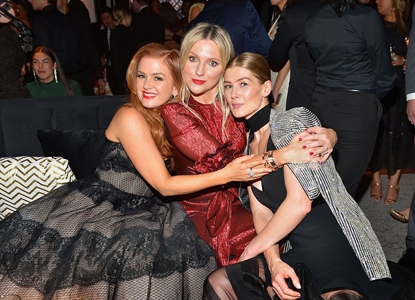 20. Исла Фишер, Лаура Браун, Розамунд Пайк обнялись для фото.