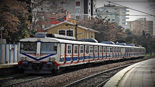 19. Ankara’da bir tren, kalkış saatinden beş dakika sonra hareket edince yolcular şikayet etti ve artan şikayetlerin ardından demir yolları sorumlusu istifa etti.