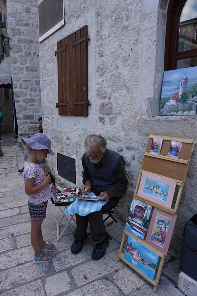 Airbnb evlerinde ya da evine bakacak birilerini arayan kişilerle iletişime geçerek en ucuz maliyetli konaklamaları tercih ettiler. Gillian şöyle anlatıyor;