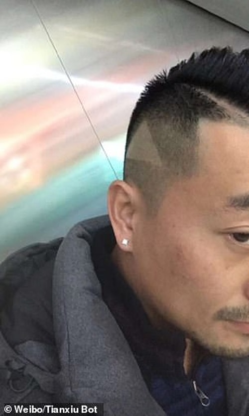 Tian Xiu Bot, kuaförün kesmesi için istediği modeli gösterirken bir videodan yardım aldı. İzlediği videodaki saç şeklini kuaförüne gösteren adam, o sırada videoyu da durdurmuştu.