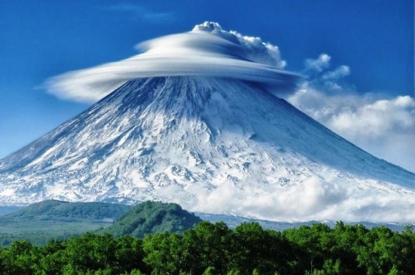 8. Самый высокий действующий вулкан в России - это...
