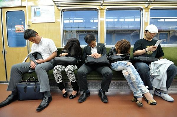 Az uyku bitkinliği de beraberinde getiriyor. Japonlar uzun süren işe gidiş ve geliş yollarında da sıklıkla uyuyor