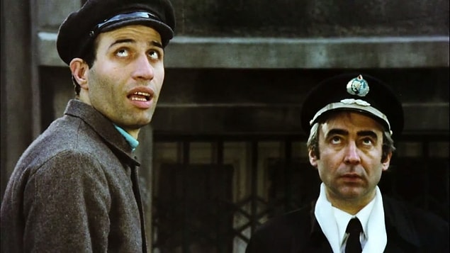 Şener Şen bu filmde gösterdiği muhteşem performansı ile 15. Antalya Altın Portakal Film Festivali'nde En İyi Yardımcı Erkek Oyuncu Ödülünü aldı. Gerçekten de özellikle o delirmiş halini unutmak mümkün değil!