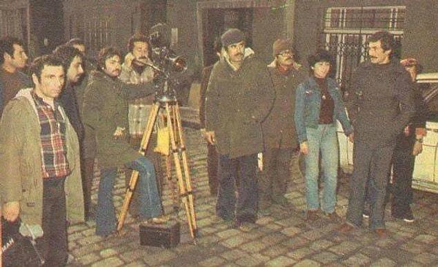 Filmin yapım ekibinde, bir sene önce (1976) Kemal Sunal ile karşılıklı oynayan, Hababam Sınıfı'nın Çalışkan Ahmet'i var. Ahmet Sezerel, bu filmde yönetmen yardımcısı olarak çalışmış.