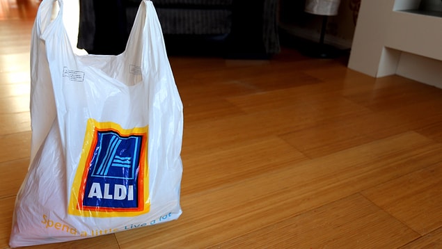 Öncelikle poşetler üzerinde market logosunun yer alması bolca eleştirildi, 'madem para veriliyor neden bir de reklam yapılsın' dendi.
