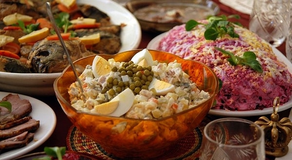 2. Что до революции клали в "Оливье", а в СССР решили заменить на вареную колбасу?